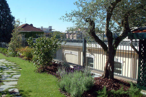 copertura a verde intensivo realizzata con sistema Perliroof - Perligarden con alberi di III grandezza e arbusti - edificio ad uso uffici