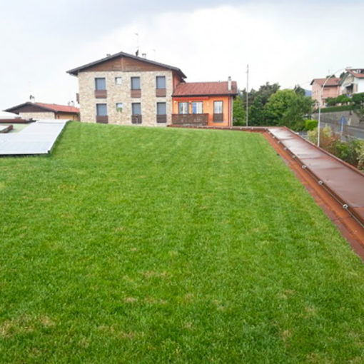 copertura verde a prato con integrazione di sistema fotovoltaico - Lago d'Iseo - Brescia