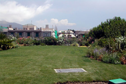 giardini pensili intensivi con prato, arbusti e piccoli alberi - sistema Perliroof - edificio residenziale - Genvoa