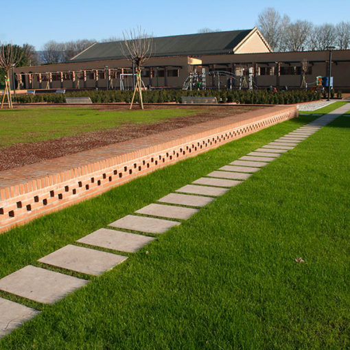 giardino pensile intensivo a prato e alberi - copertura di piazza pubblica - Lucca - sistema Perliroof