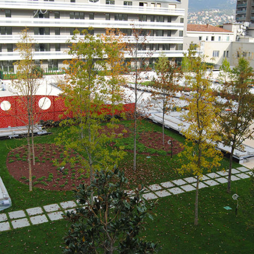giardino pensile intensivo a prato e alberi realizzato con sistema Perliroof - complesso residenziale - Trieste